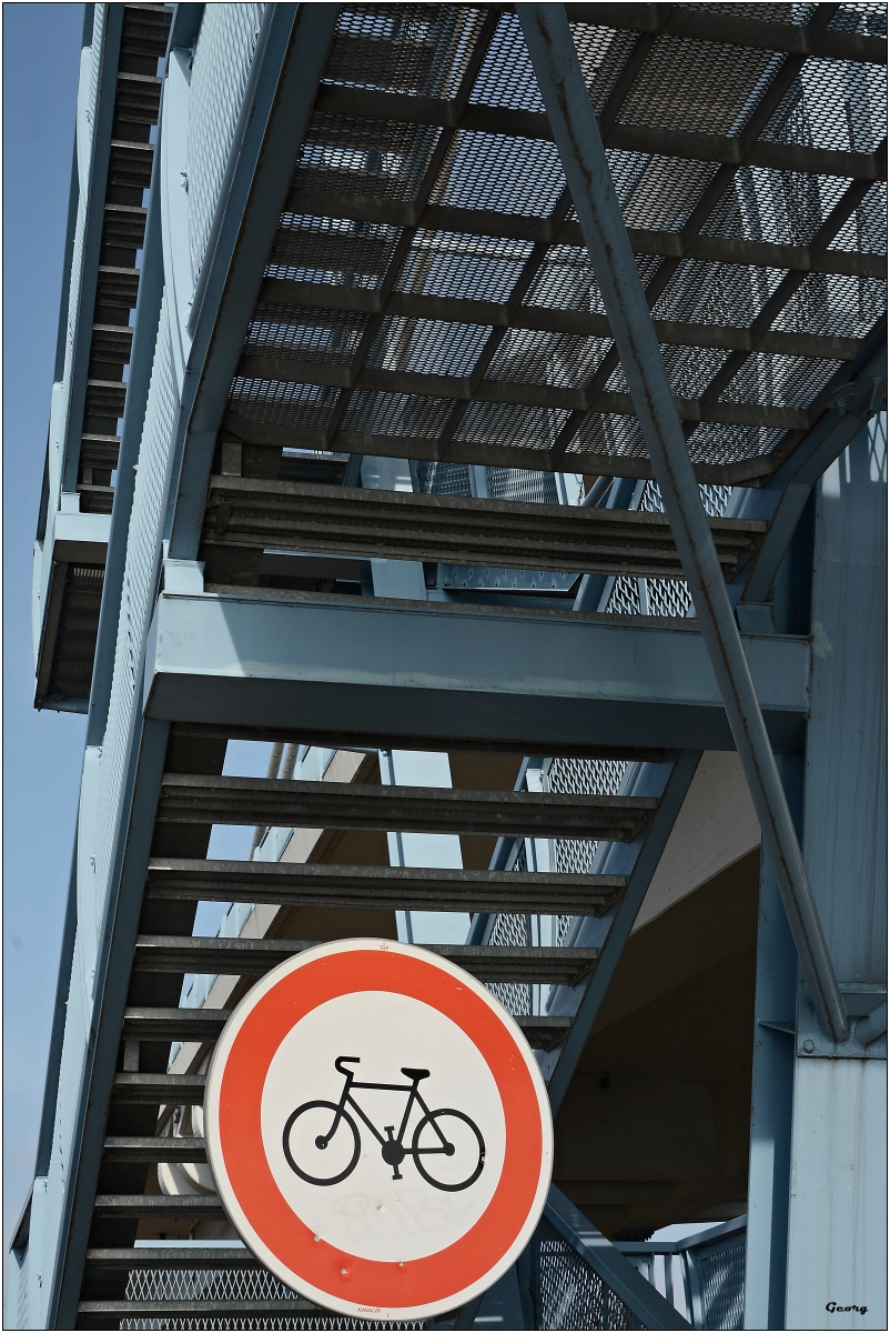 Jízda na kole po schodech, je zakázaná. 